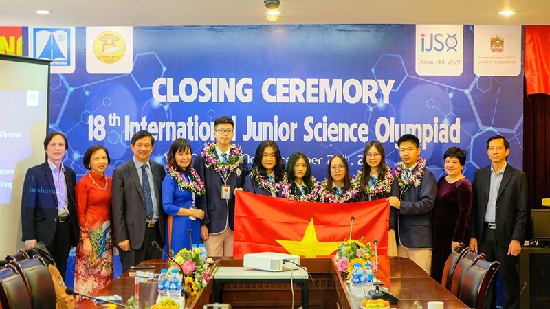 越南学生代表团在国际青少年科学奥林匹克竞赛中夺得金牌。