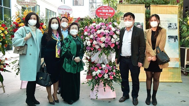 《人民报》社领导向阮氏美蓉作者赠送鲜花表示祝贺。