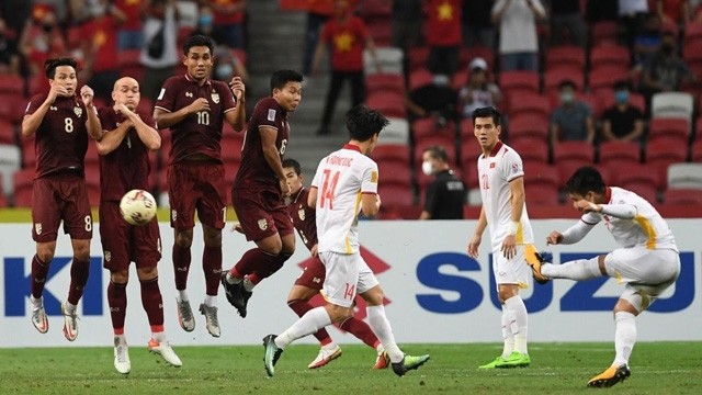越南球员阮光海开出直接任意球。