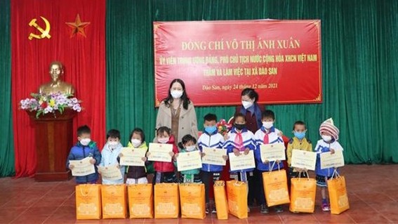 越南国家副主席武氏映春走访慰问莱州省边境地区民族同胞。