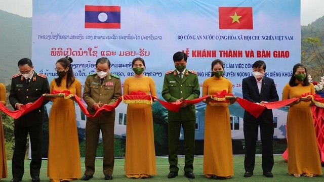 越南公安部向老挝公安部移交第一个村公安派出所办公室。