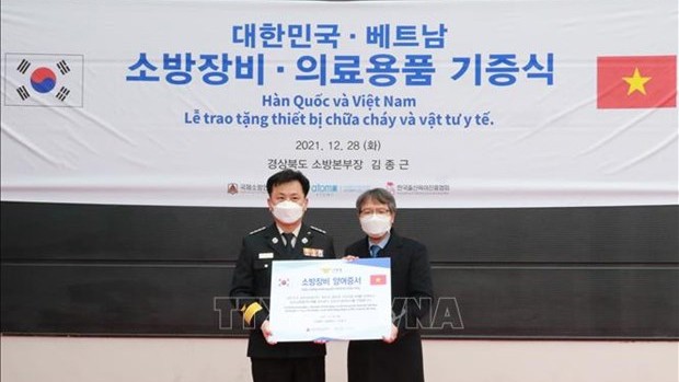 韩国向越南捐赠8辆救护车和医疗防疫物资。