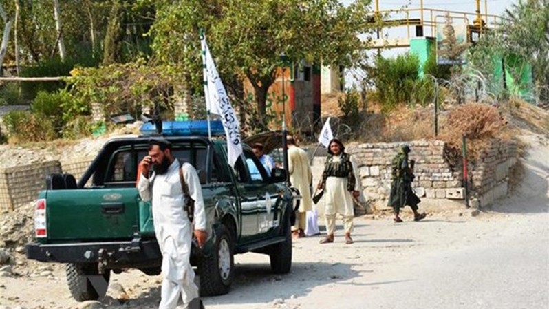 塔利班在阿富汗东部楠格哈尔省贾拉拉巴德市调查炸弹爆炸现场。（图片来源：越通社）。
