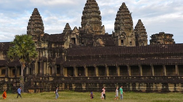 游客们参观柬埔寨暹粒省吴哥窟寺庙。