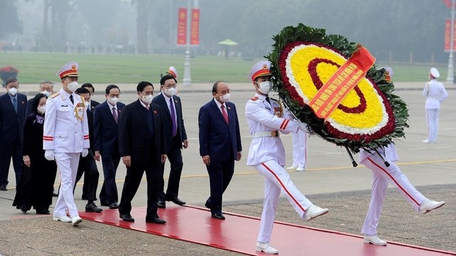 当天上午7时15分国会代表团从国会大厦出发，前往胡志明主席陵敬献花圈并入陵瞻仰他老人家的遗容。