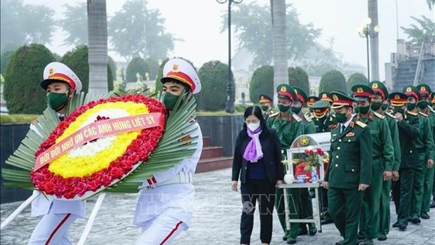 为在老挝牺牲的6名越南志愿军烈士举行追悼会并将其安葬在奠边县Tong Khao烈士陵园。（图片来源：越通社）