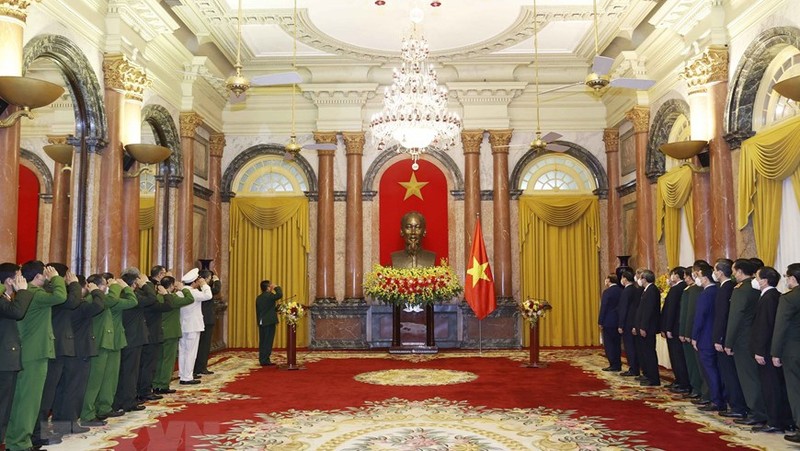 阮春福主席向晋升上将军衔的两位公安副部长颁发决定书。（图片来源：越通社）
