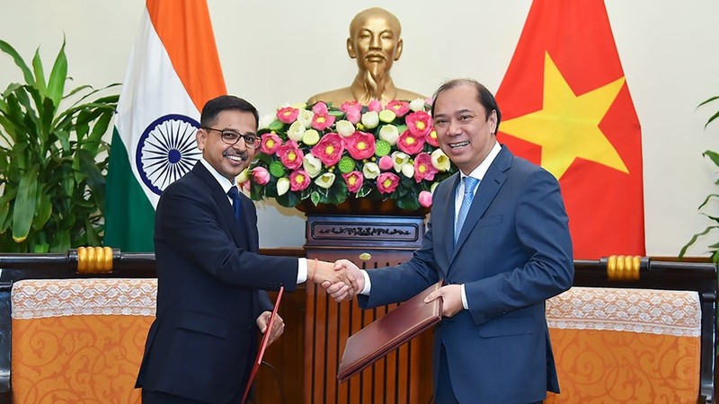 越南外交部副部长阮国勇和印度驻越南大使普拉奈·维尔马互换了贺信。