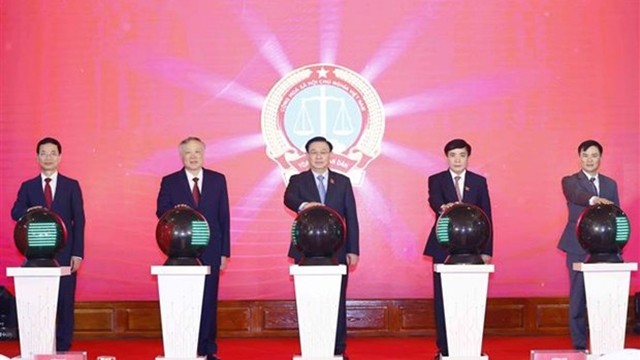 国会主席王廷惠出席法院领域的四个信息技术应用工程落成典礼。（图片来源：越通社）