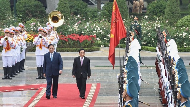 潘坎·维帕万总理在范明正总理陪同下检阅仪仗队。（陈海 摄）