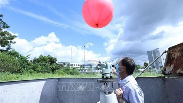 放测风气球以测定高空风向风速。
