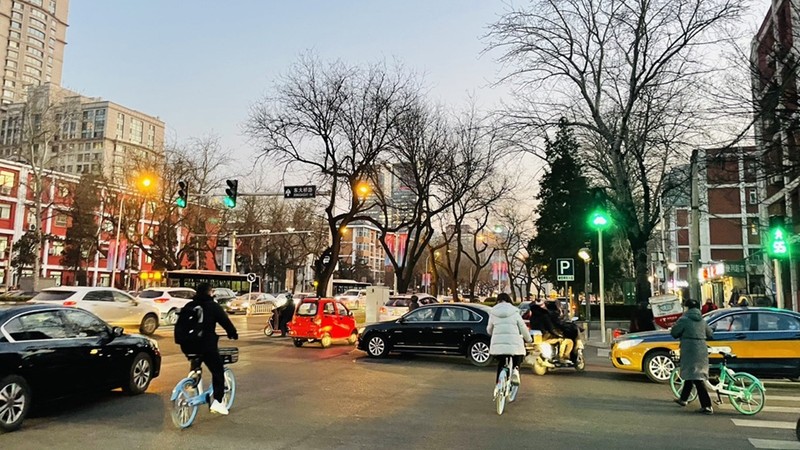 附图：北京市区的一处街道。（芳草 摄）