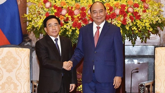 越南国家主席阮春福与老挝政府总理潘坎·维帕万。