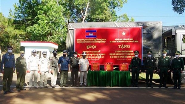 多农省向柬埔寨蒙多基里省捐赠粮食和医疗物资。（图片来源：越通社））