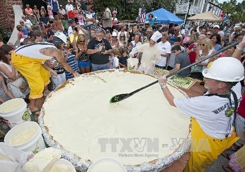 炊事员正制作柠檬味蛋糕。 (Photo: 图片来源：越通社)