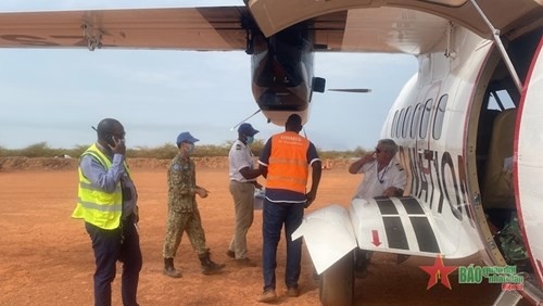 空中急救队与飞行小组配合做好转运病人准备工作。（图片来源：越南《人民军队报》）