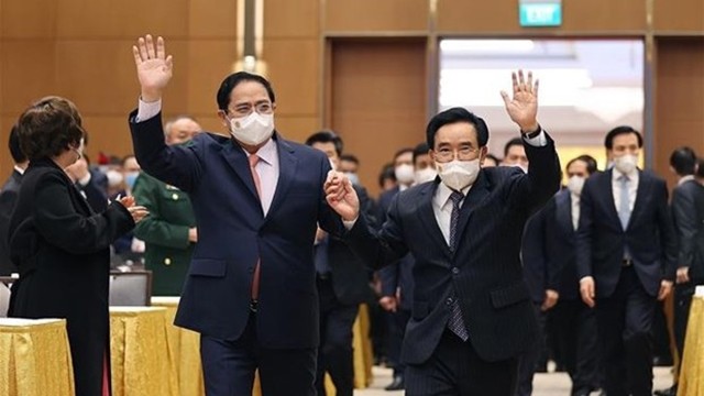 越南政府总理范明正和老挝政府总理潘坎·维帕万。（图片来源：越通社）