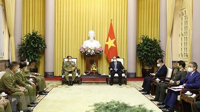 阮春福主席会见来访的老挝公安部长维莱•拉坎冯大将。（图片来源：越通社）