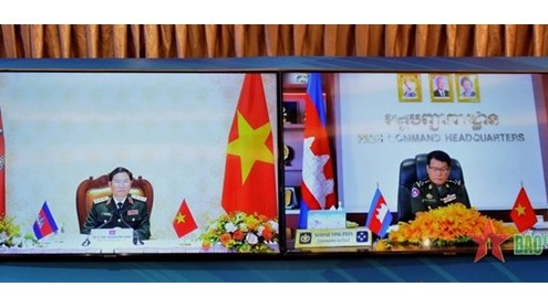 越南人民军总参谋长阮新疆上将同柬埔寨王家军总司令冯批森大将举行视频会谈。（图片来源：人民军报）