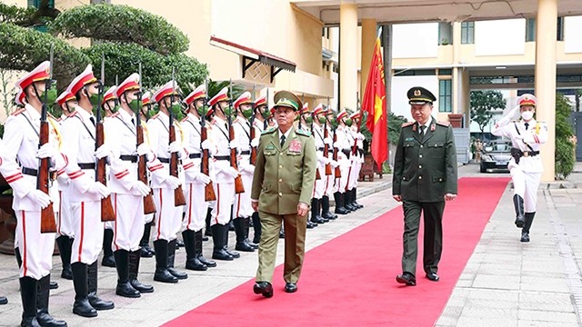 公安部部长苏林大将为维莱•拉坎冯大将一行举行正式欢迎仪式。（图片来源：公安报）