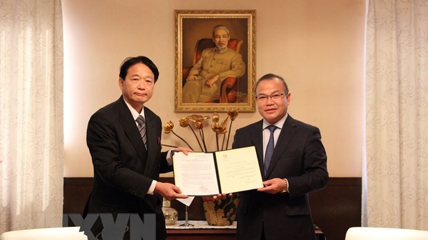 越南驻日本大使武宏南向长门夏目先生颁发续任越南驻名古屋市名誉领事的决定书。