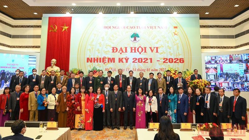 第六届越南老年人协会执行委员会亮相仪式。（维玲 摄）