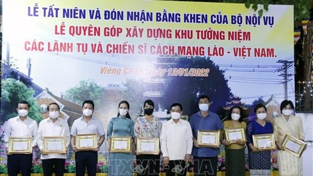 老挝向为老挝爱心慈善活动作出贡献的越南人集体和个人颁发荣誉证书。