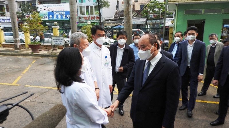 阮春福主席造访岘港综合医院。