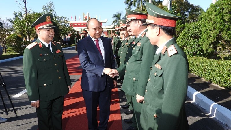 越南国家主席阮春福走访慰问第5军区干部战士们。