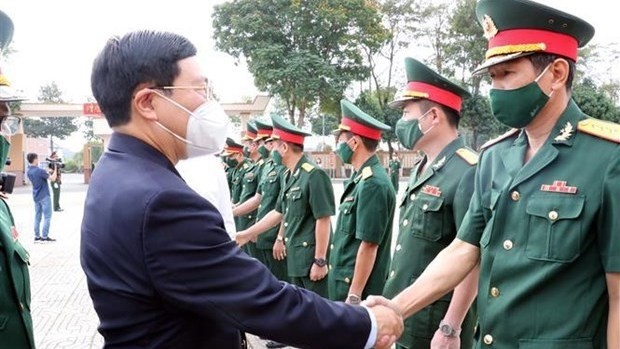 范平明副总理走访慰问巴地头顿省军事指挥部干部战士们。（图片来源：越通社）