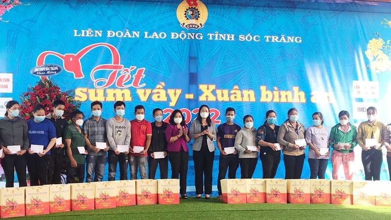 越南国家副主席武氏映春向安业工业区工人赠送慰问品。