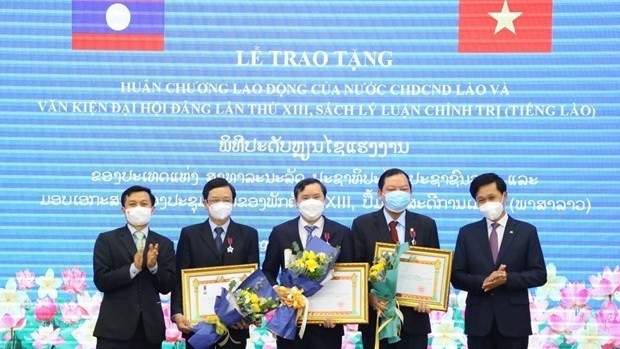 老挝向越南干部和专家授予劳动勋章。（图片来源：越通社）