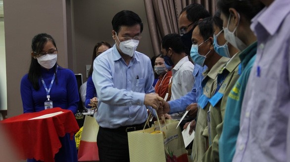 越共中央常务书记武文赏向广义省的工人赠送礼物。（图片来源：tuoitre.vn）