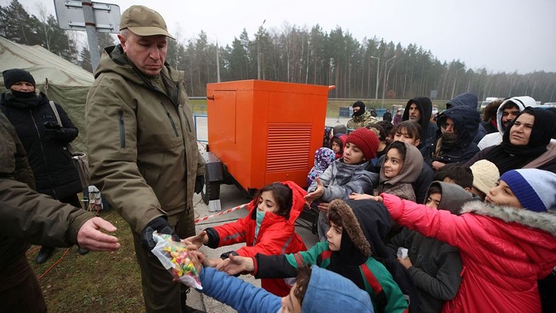 2021年11月，移民在白俄罗斯-波兰边境接受人道主义援助。（图片来源：路透社）