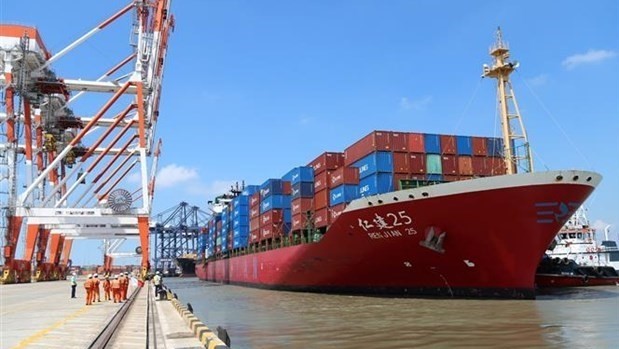 货船准备停靠巴地头顿省盖梅-施威港口。（图片来源：越通社）