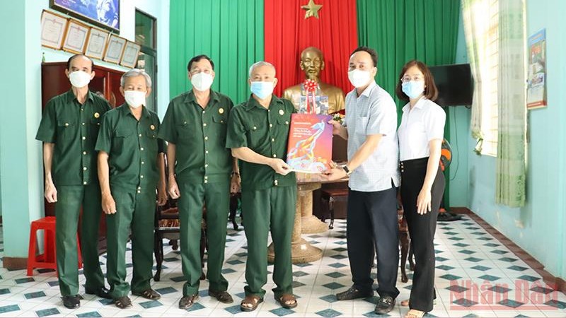 《人民报》社常驻同奈省代表机构代表向同奈省老战士协会赠送《人民报》春节特刊。