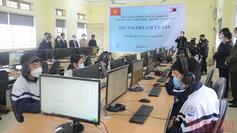 韩国保证保险公司向河内市学校赠送计算机教室。