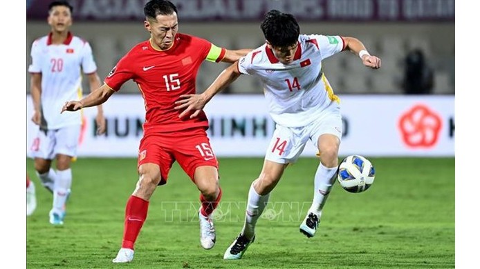 越南队球员和中国队球员奋力争球。（图片来源：越通社）