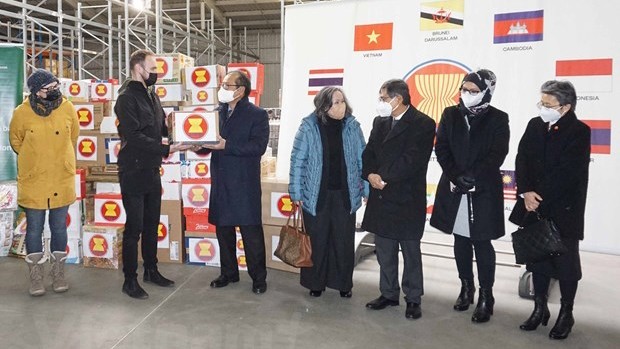 越南驻捷克大使蔡春勇向捷克食品联合银行捐赠粮食和食品。