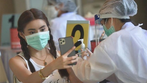 泰国医护人员为泰国北榄府人民接种新冠疫苗。（图片来源：越通社）