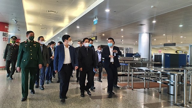 越南政府常务副总理范平明视察河内内排国际航空港。（图片来源：交通报）