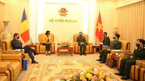越南国防部领导会见罗马尼亚驻越大使。