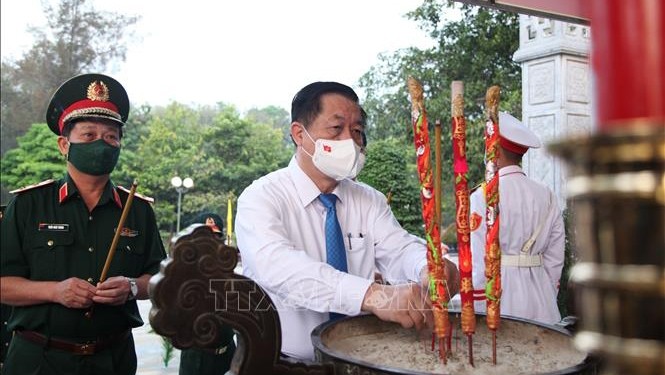 越共中央宣教部部长阮仲义向英雄烈士上香。