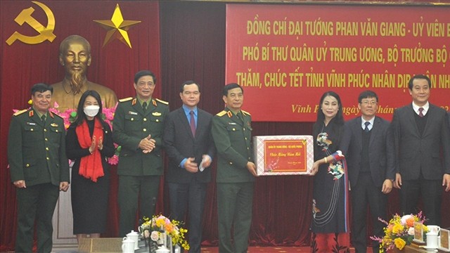 越南国防部部长潘文江大将向永福省领导代表赠送慰问品。（图片来源：越通社）