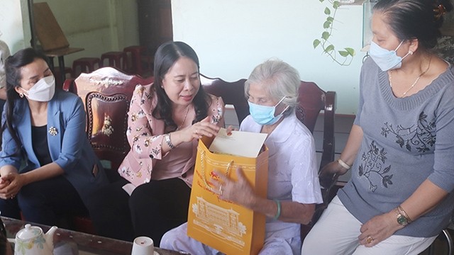 越南国家副主席武氏映春向茶荣省越南英雄母亲赠送慰问品。