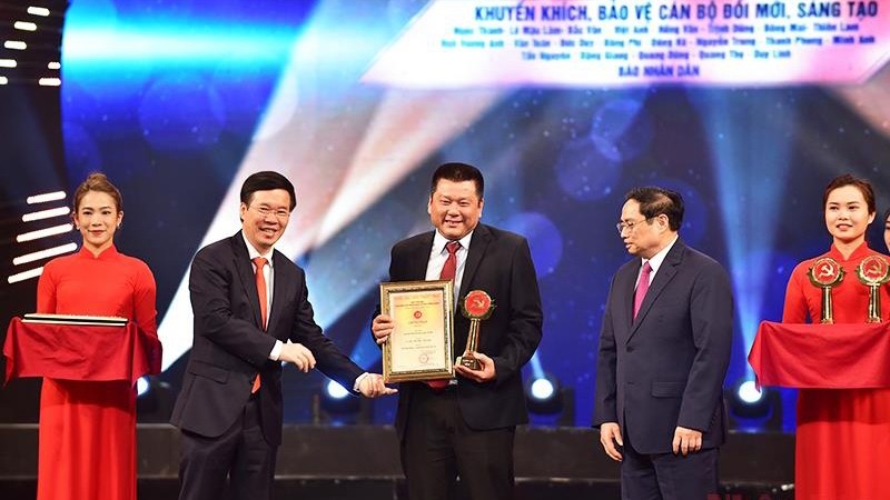 政府总理范明正和越共中央书记处常务书记武文赏向《人民报》代表颁发一等奖。