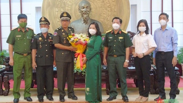 柬埔寨皇家军警卫司令部代表团在春节前夕走访朔庄省并致以新春祝福。