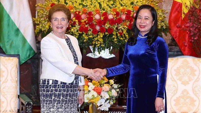 越南国家副主席武氏映春（右）会见匈牙利国会常务副主席玛特劳伊·玛尔道。