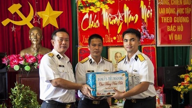 越南海军第二区政治副主任武维刘大校向DK1/9高脚屋干部和战士赠送慰问品。
