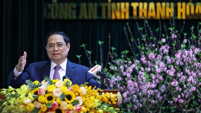 越南政府总理范明正与清化省公安干部、战士交谈。（图片来源：VGP）